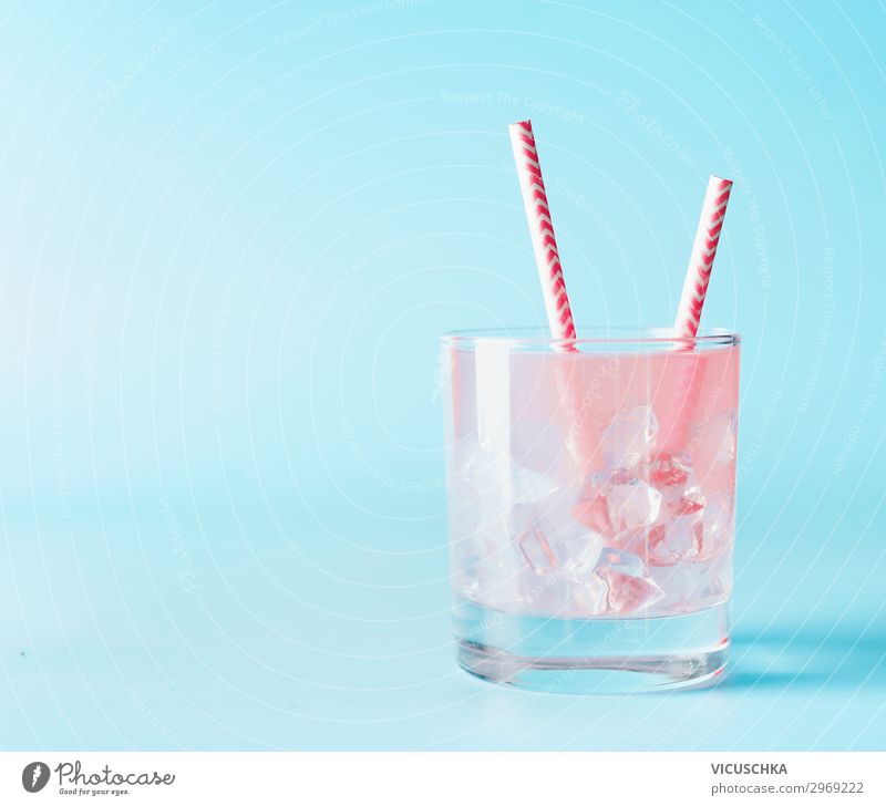 Rosa Erfrischungsgetränk im Glas mit Eiswürfel Getränk Trinkwasser Limonade Saft Longdrink Cocktail Stil Design Sommer Coolness rosa Hintergrundbild Gin