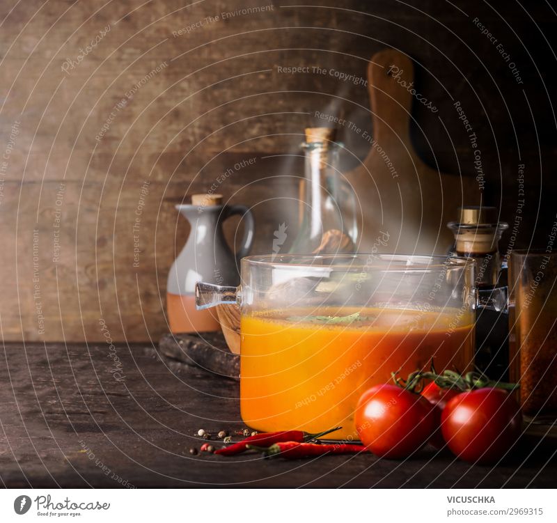 Glas Kochtopf mit heißer Tomatensuppe Lebensmittel Gemüse Suppe Eintopf Kräuter & Gewürze Ernährung Mittagessen Bioprodukte Vegetarische Ernährung Diät Geschirr