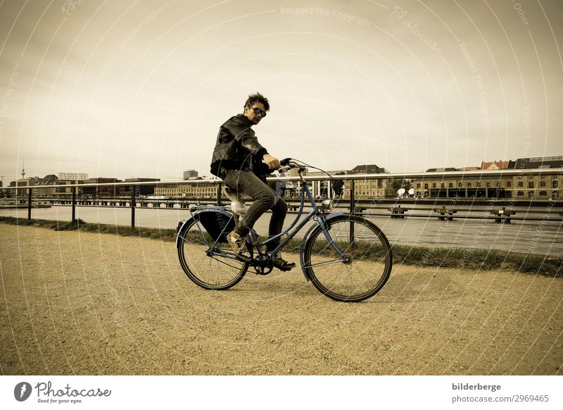 berlin-style 16 Stil Leben Städtereise Fahrradfahren Student maskulin Junger Mann Jugendliche Mensch Mode Jeanshose Jacke Sonnenbrille Coolness Kraft