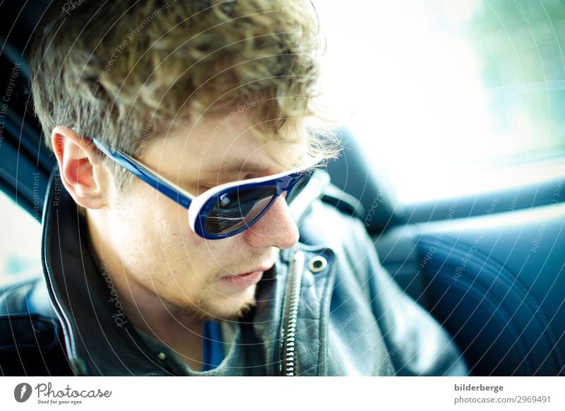 berlin-style 15 Lifestyle maskulin Junger Mann Jugendliche Mensch Künstler Musiker Hauptstadt Mode T-Shirt Jacke Sonnenbrille Arbeit & Erwerbstätigkeit Erfolg