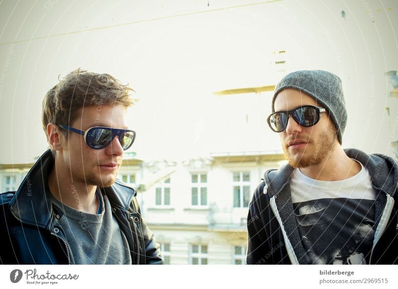 berlin-style 19 Lifestyle Freizeit & Hobby lernen Student Geschwister Freundschaft 2 Mensch Künstler Band Musiker Hauptstadt T-Shirt Jacke Sonnenbrille Mütze