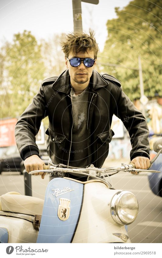 berlin-style 10 Lifestyle Leben Junger Mann Jugendliche Mensch Klimawandel Hauptstadt Verkehr Kleinmotorrad Mode Sonnenbrille Coolness Gefühle Kraft Brille