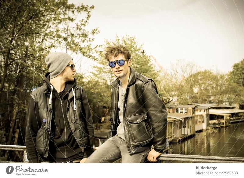 berlin-style 5 Lifestyle Leben lernen maskulin Bruder 2 Mensch Musiker Hauptstadt Mode Jacke Sonnenbrille Mütze Coolness trendy einzigartig Kraft Brille