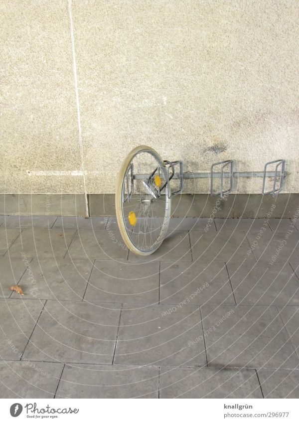 Einrad fahren Freizeit & Hobby Fahrradfahren Einradfahren Mauer Wand Fassade Fahrradständer Bodenplatten Reflektor Fahrradreifen Vorhängeschloss festhalten