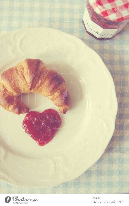 <3 Teigwaren Backwaren Croissant Marmelade Frühstück hell schön süß rot Farbfoto Innenaufnahme Licht