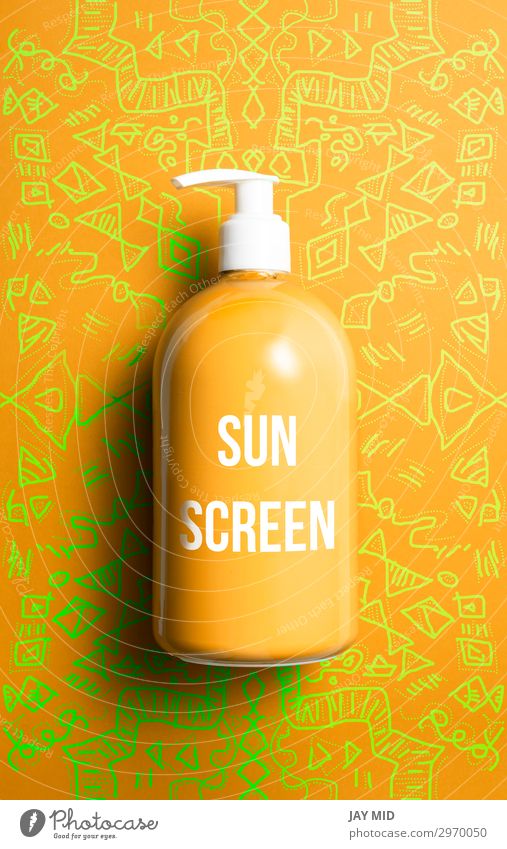 Sonnenschutzflasche auf orangem Hintergrund, konzeptuelle Idee Flasche Haut Kosmetik Creme Sommer Sonnenbad Bildschirm Container Kunststoff Sauberkeit weiß