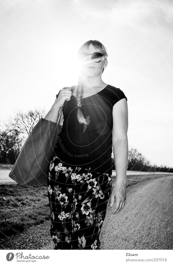 natural catwalk Lifestyle elegant Stil feminin Junge Frau Jugendliche 1 Mensch 18-30 Jahre Erwachsene Landschaft Sonne Sommer Schönes Wetter T-Shirt Hose Tasche