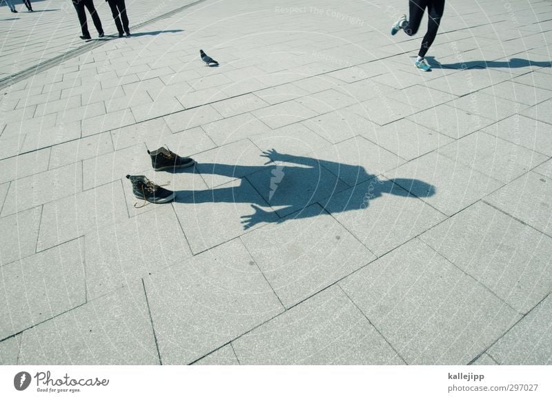 ein schatten seiner selbst Mensch maskulin Körper 1 stehen Platz Jogger Fußgänger anonym Bürgersteig Schuhe ausdruckslos Farbfoto Außenaufnahme Licht Schatten