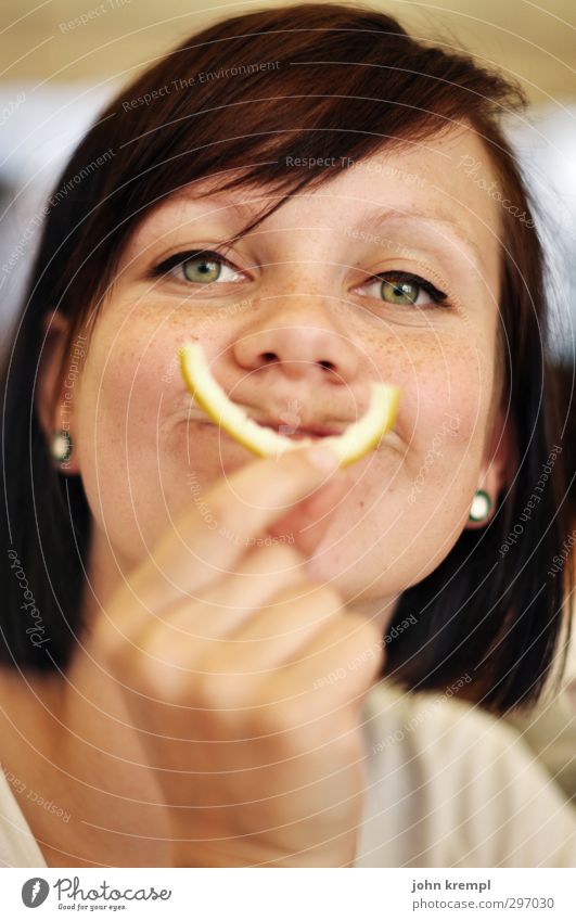 sauer macht lustig Lebensmittel Zitrone feminin Junge Frau Jugendliche Gesicht 1 Mensch 18-30 Jahre Erwachsene Essen Lächeln trendy schön positiv verrückt gelb