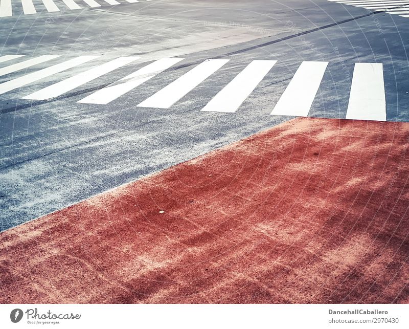 Die wunderbare Welt der Geometrie l 11 Verkehr Verkehrswege Straßenverkehr Autofahren Fußgänger Wege & Pfade Wegkreuzung eckig Stadt grau rot weiß Zebrastreifen