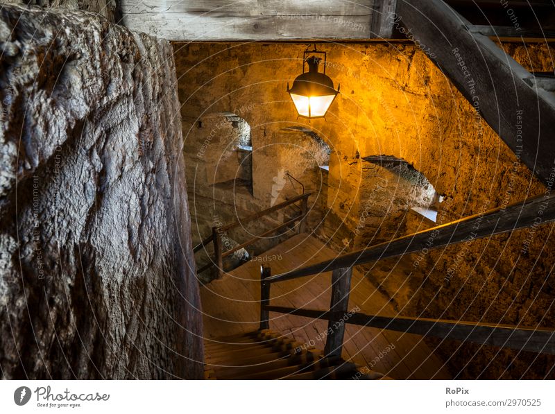 Treppenhaus in einem historischen Schloss. Lifestyle Stil Design Ferien & Urlaub & Reisen Tourismus Ausflug Sightseeing Städtereise Innenarchitektur Lampe