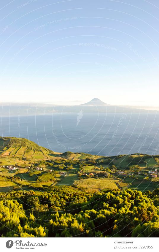 Azoren Insel schön Meer Berge u. Gebirge Haus Umwelt Natur Landschaft Himmel Sommer Wiese Gipfel Vulkan Küste natürlich blau grün Idylle Atlantik Klippe