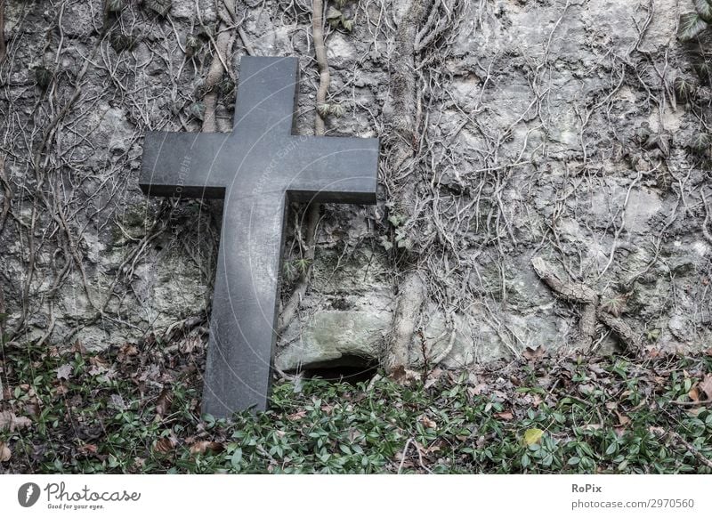Historische Friedhofsmauer mit Grabkreuz. gebet celitc keltisch Kreuz cross england Schottland scotland prayer graveyard Tod death Trauer mourning Religion