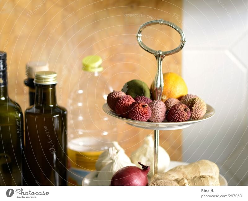 KüchenStill mit Lychees Lebensmittel Frucht Ernährung Olivenöl Geschirr authentisch frisch hell lecker Zwiebeln Zitrone Ingwer Knoblauch Flasche Holzbrett