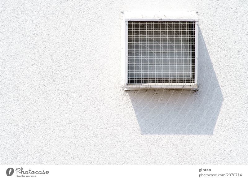 Lüftungsgitter wirft Schatten Haus Architektur Fassade eckig einfach weiß Symmetrie Fassadendetail Quadrat Gitter Putz Putzfassade modern minimalistisch