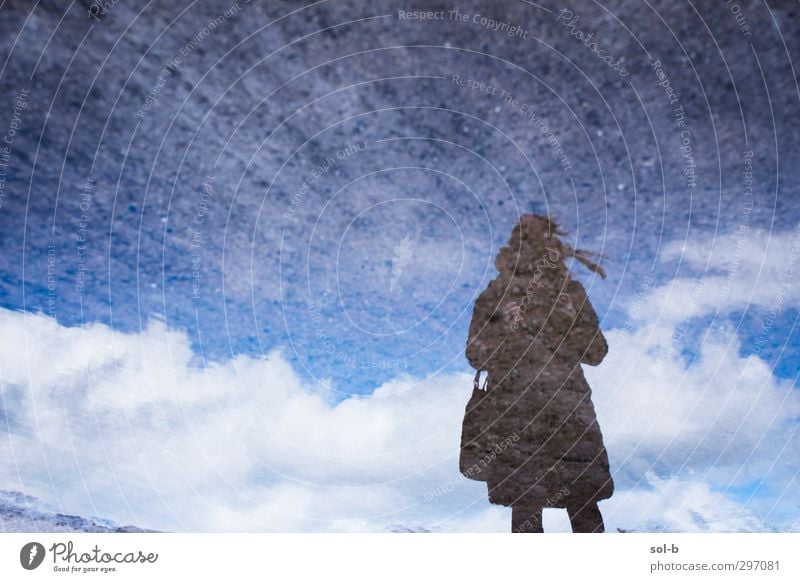 Autoporträt feminin Mädchen Junge Frau Jugendliche Erwachsene 1 Mensch 18-30 Jahre Luft Himmel Wolken Tasche dunkel blau weiß Ausdauer Einsamkeit kalt