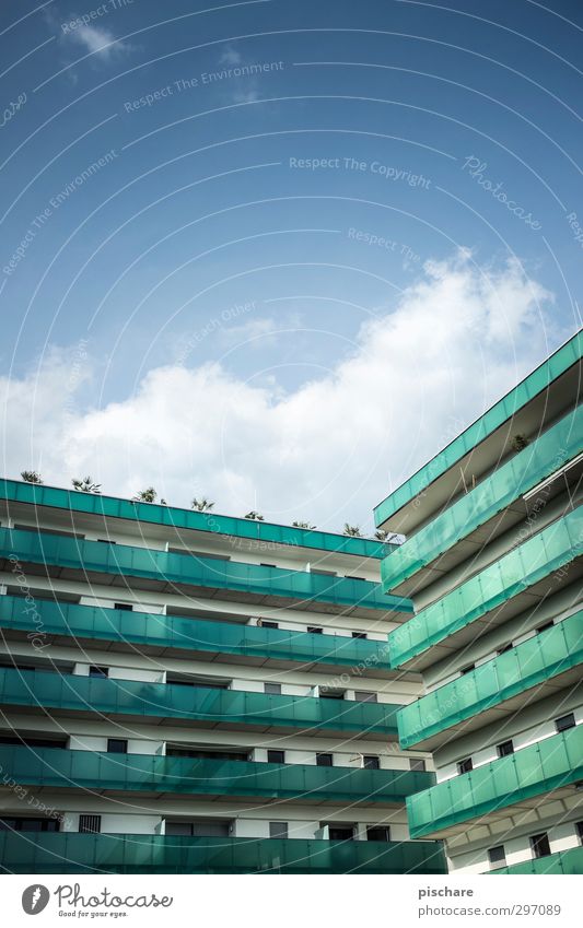 Schöner wohnen IV Stadt Haus Hochhaus Bauwerk Architektur Fassade Balkon blau grün Wohnhochhaus Farbfoto Außenaufnahme Textfreiraum oben Tag