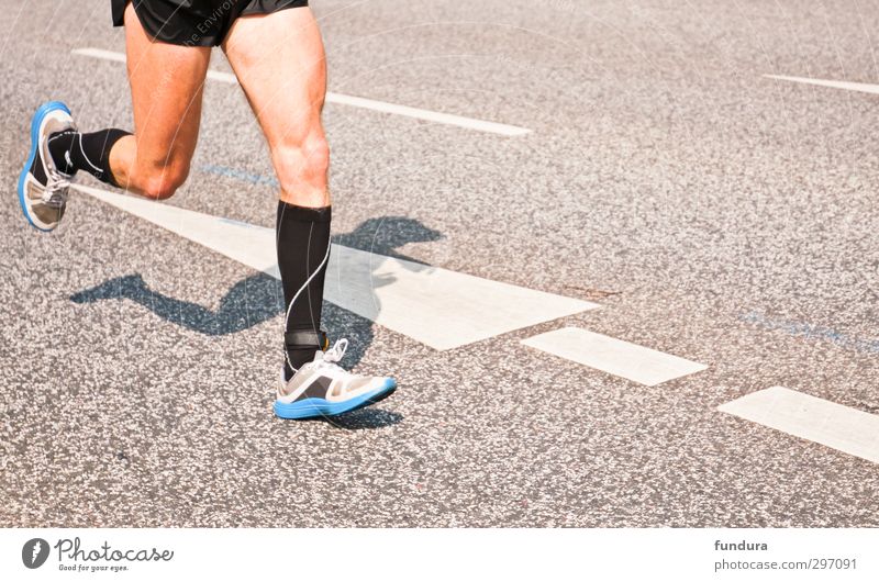 Marathonläufer auf Asphalt. Gesundheit sportlich Fitness Leben Sport Sportler Sportveranstaltung Joggen maskulin Mann Erwachsene Beine 1 Mensch 18-30 Jahre
