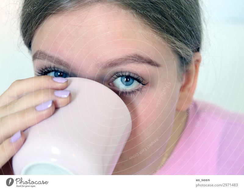Pink Morning Coffee Ernährung Frühstück Kaffeetrinken Getränk Heißgetränk Tasse Becher Lifestyle Stil schön Nagellack Wimperntusche harmonisch Junge Frau