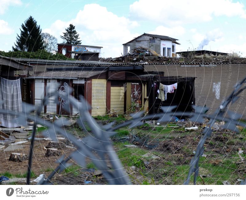 Die neue Freiheit Skyline Haus Einfamilienhaus Ruine Armut trist Neid chaotisch Gesellschaft (Soziologie) Krise Verfall Häusliches Leben Zerstörung Stacheldraht