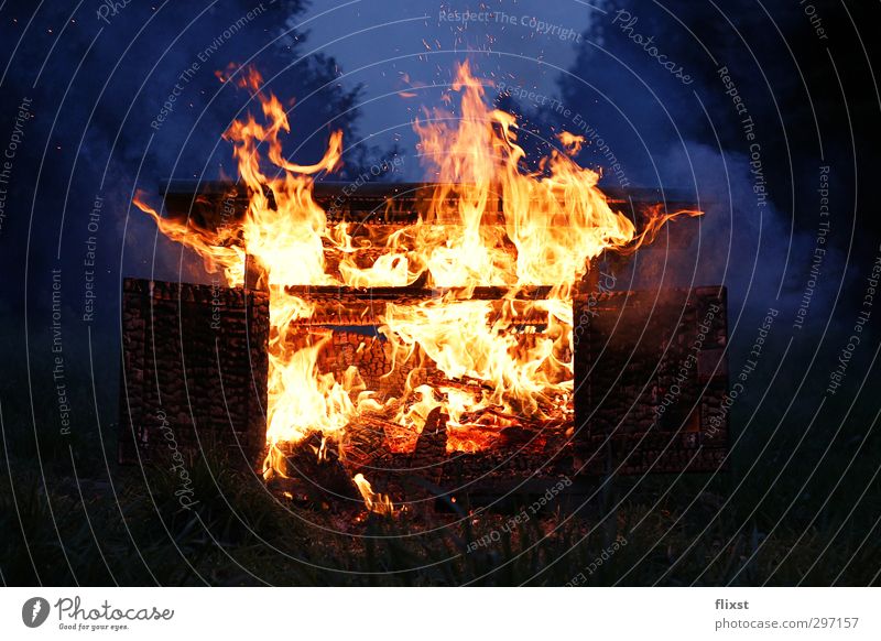 Männerabend Feuer Garten Wärme Schrank Brand Flamme Farbfoto Außenaufnahme Textfreiraum unten Dämmerung