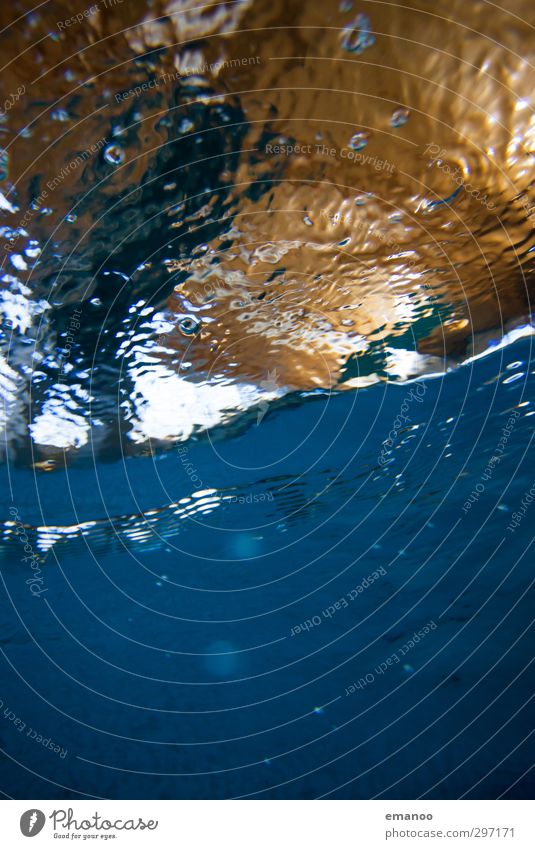 Froschperspektive Wellness Erholung Whirlpool Schwimmen & Baden Wassersport tauchen Schwimmbad Luft dunkel kalt nass unten blau Angst Wasseroberfläche