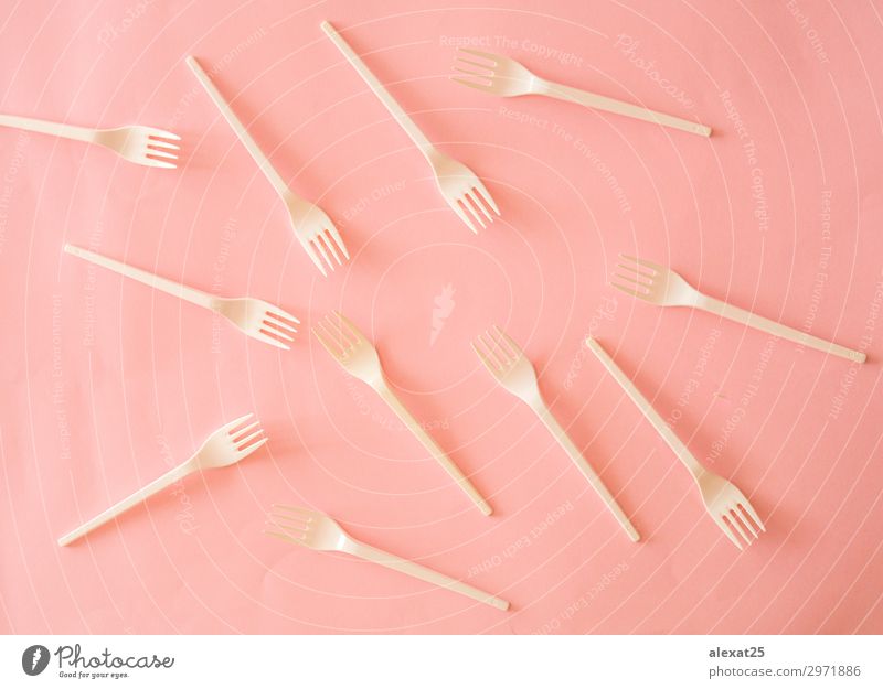 Plastik Gabelmuster auf rosa Hintergrund Besteck Design Tisch Küche Kunststoff hell weiß Farbe farbenfroh Kopie essen Gerät Gabeln horizontal vereinzelt
