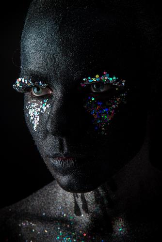 Mädchen in schwarzem Make-up mit Glitzern Körper Gesicht Schminke Frau Erwachsene Kunst Mode glänzend dunkel Erotik hell niedlich bizarr Farbe Kreativität