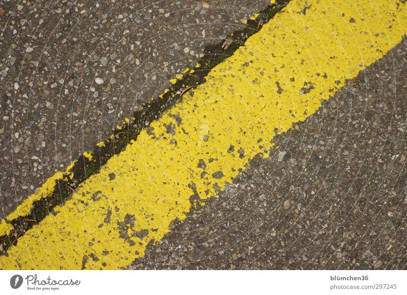 Zumutung | Strich durch die Rechnung Straße einfach gelb grau Schilder & Markierungen Linie quer Asphalt Parkplatz Ordnung Straßenbelag Farbfoto Außenaufnahme