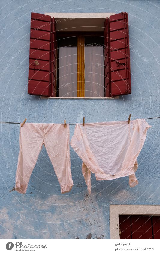 Zumutung | wer soll das noch anziehen Burano Altstadt Haus Mauer Wand Fassade Fenster Bekleidung Hemd Hose Unterwäsche außergewöhnlich Fröhlichkeit blau rosa