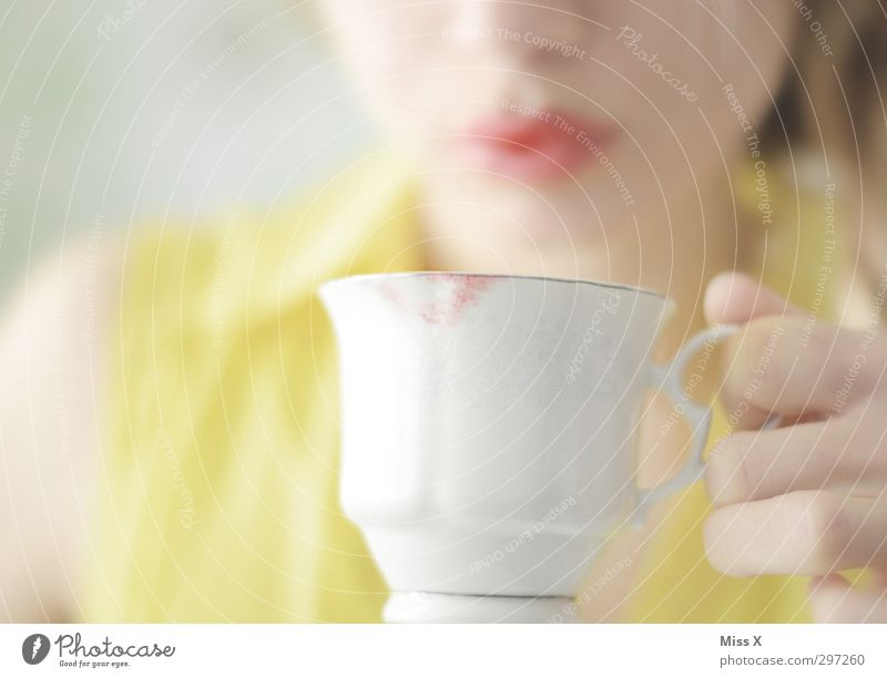 Lippenstift Getränk Heißgetränk Kaffee Tee Geschirr Tasse schön Kosmetik Mensch feminin Frau Erwachsene Mund 1 18-30 Jahre Jugendliche trinken gelb Fleck