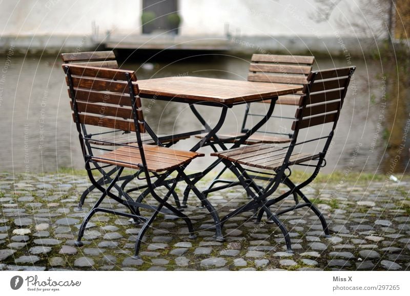 Sitzgruppe Kaffeetrinken Stuhl Tisch Restaurant sitzen Gartenstuhl Café frei leer Gartenmöbel Straßencafé Farbfoto Außenaufnahme Menschenleer