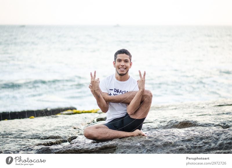 Attraktiver peruanischer junger Mann, der Yoga praktiziert. Körper Wellness Sonne Strand Meer Sport Mensch Erwachsene sitzen muskulös beweglich Aktion Asana