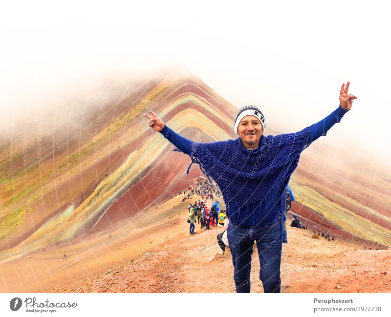 Touristen, die den Blick auf die unglaublichen Rainbow Mountains genießen. Ferien & Urlaub & Reisen Tourismus Berge u. Gebirge wandern Mensch Mann Erwachsene