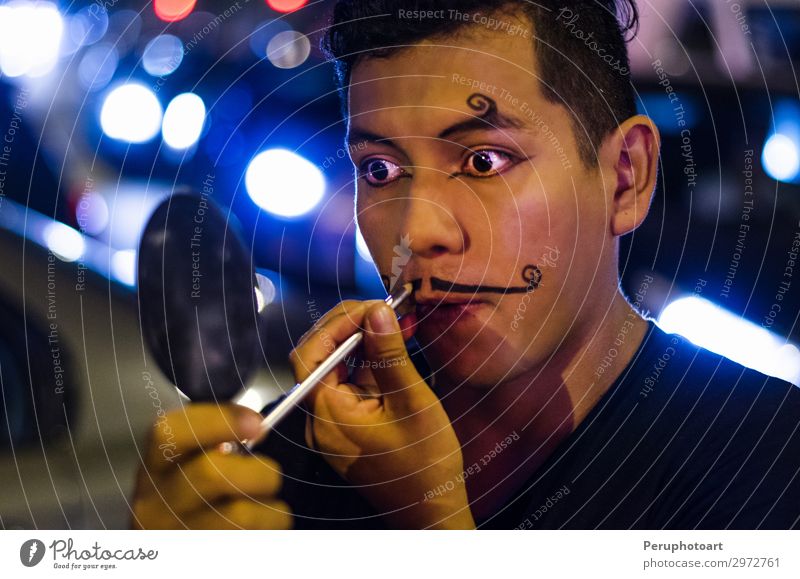Porträt eines jungen Clowns mit Schnurrbart und Make-up Freude Glück Gesicht Schminke Rouge Spiegel Kind Mensch Mann Erwachsene Schauspieler Zirkus Straße