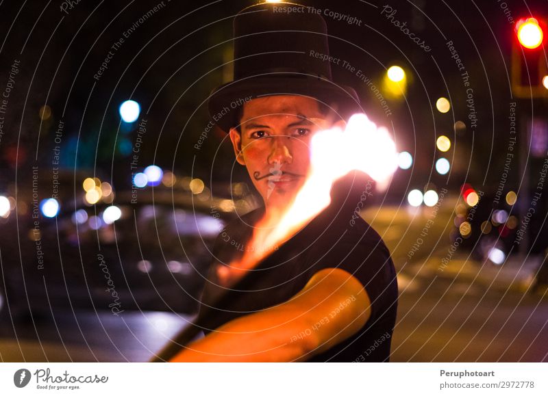 Ein Straßenkünstler, der in Lima - Peru eine Show macht und jongliert. Lifestyle Stil schön Spielen Publikum Mensch Junge Mann Erwachsene Kunst Zirkus Kultur