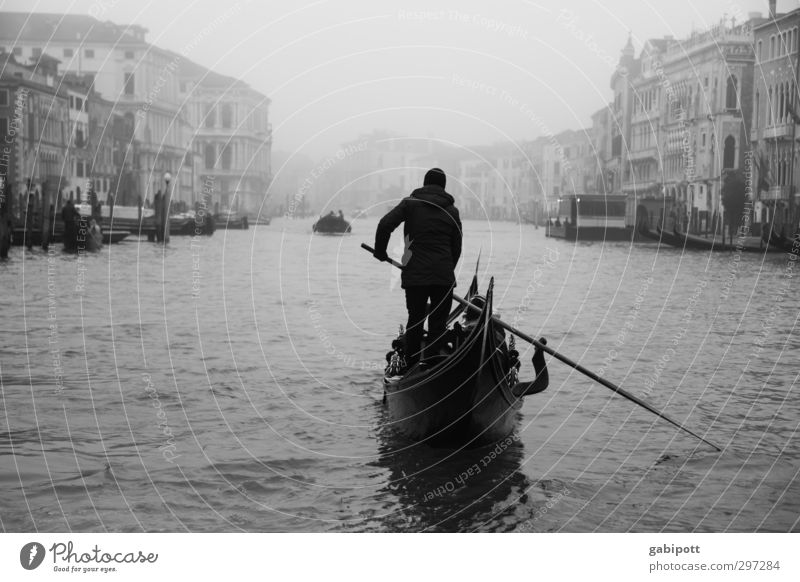 Auf dem großen Kanal Wasser Winter schlechtes Wetter Nebel Regen Venedig Canal Grande Hafenstadt Stadtzentrum Altstadt Haus Sehenswürdigkeit Wahrzeichen