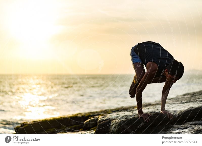 Sommer-Yoga-Session an einem schönen goldenen Strand Körper harmonisch Erholung ruhig Freizeit & Hobby Ferien & Urlaub & Reisen Meer Sport Mann Erwachsene Natur