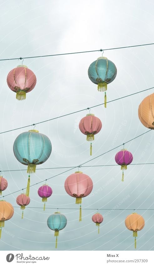Buntes Treiben Garten Party Veranstaltung Restaurant ausgehen Feste & Feiern Himmel leuchten hell mehrfarbig Lampion China Chinesisches Neujahrsfest Girlande