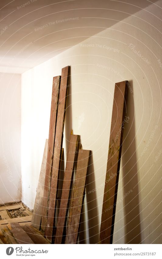 Ein paar Bretter Altbau Altbauwohnung Baustelle Mauer Raum Renovieren Modernisierung Sanieren Wand Häusliches Leben Wohnung Holz Material Holzbrett Flur