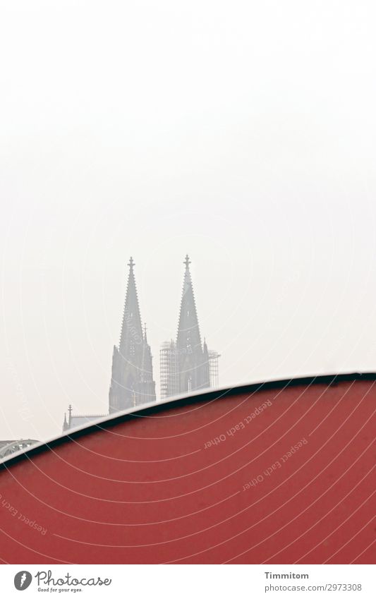 Immer an der Wand lang | dann! Tourismus Köln Stadt Fassade Kölner Dom ästhetisch rot Gefühle Wahrzeichen vertraut Himmel Eisenbahnbrücke Farbfoto Außenaufnahme
