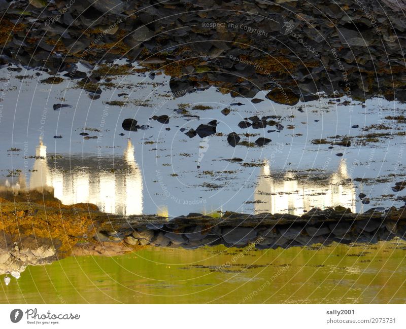 verkehrte Welt... Küste Schottland Haus Einfamilienhaus Häusliches Leben bizarr Endzeitstimmung Perspektive Surrealismus Irritation Reflexion & Spiegelung Ebbe