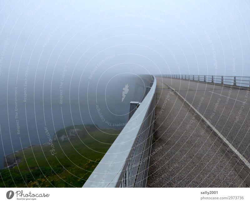 scottish fog... schlechtes Wetter Nebel Verkehrswege Brücke Leitplanke Fahrbahn bedrohlich dunkel Einsamkeit Endzeitstimmung Freiheit Horizont Wege & Pfade