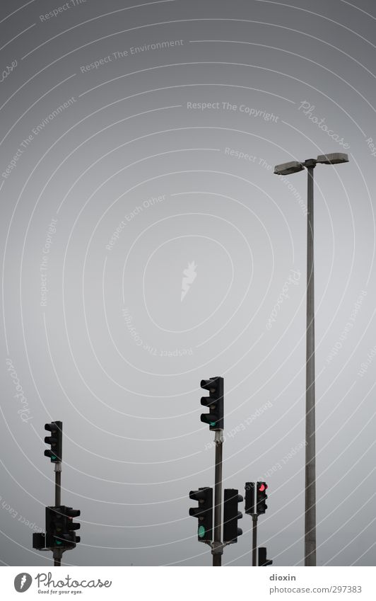 rømø | traffic lights Himmel schlechtes Wetter Verkehr Straßenkreuzung Ampel Laternenpfahl Straßenbeleuchtung fahren warten grau Stadt Farbfoto Außenaufnahme