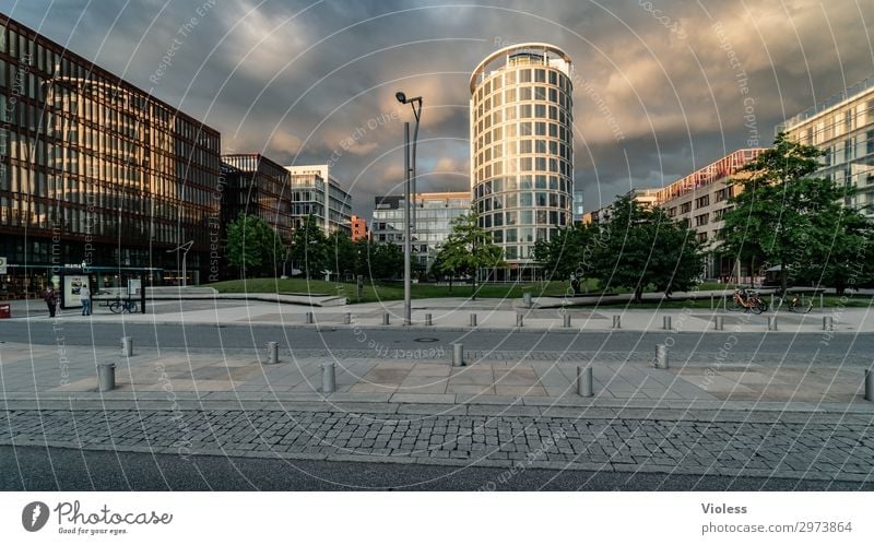 HafenCity Hafencity Hafenstadt Stadtzentrum Hochhaus Park Bauwerk Architektur Fassade entdecken trendy modern Hamburg Wolken Außenaufnahme Licht Schatten