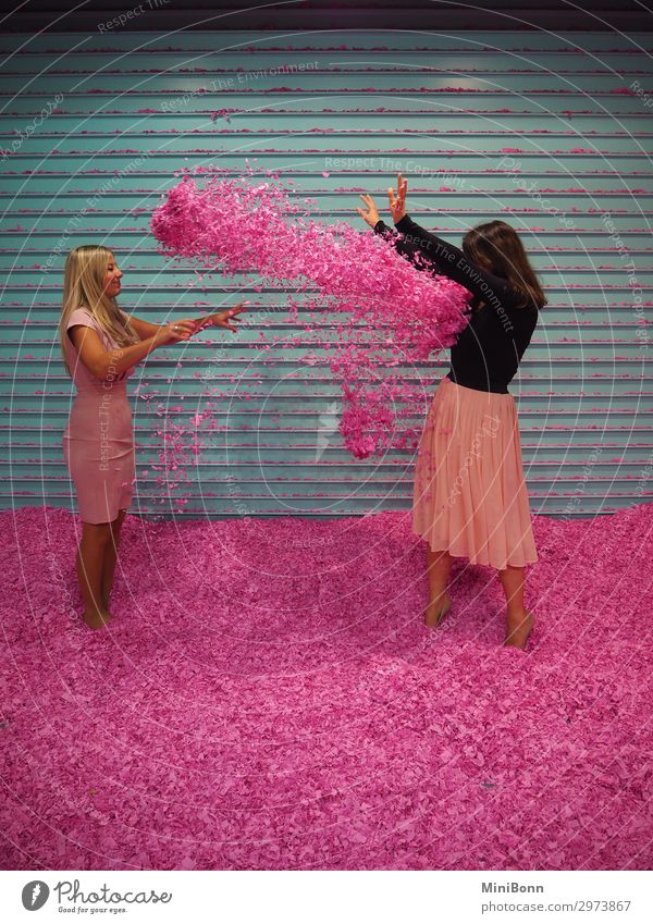 Konfettischlacht in Pink Lifestyle Freude Glück schön Gesundheit Wellness Leben Zufriedenheit Party Feste & Feiern Mensch feminin Junge Frau Jugendliche