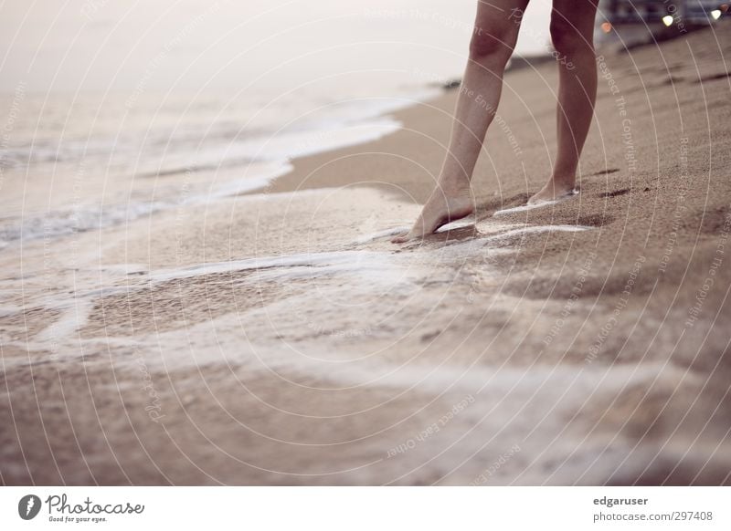 Ein Traum von Sommer I Meer dünn elegant schön nass Glück ruhig Spanien Strand Beine Erholung Ferien & Urlaub & Reisen Freude Sand Sandstrand Brandung Wellen