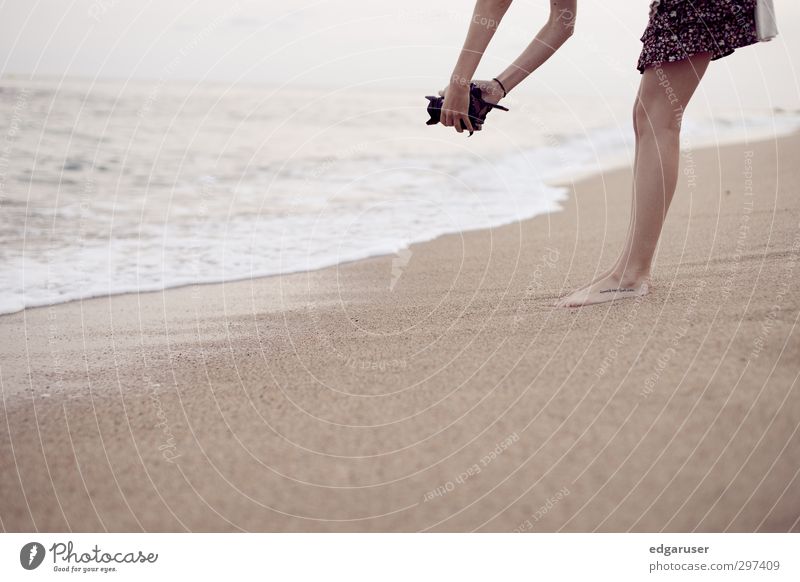 Ein Traum von Sommer II Strand Meer feminin Junge Frau Jugendliche Beine Fuß dünn schön nass Erotik Spanien Erholung Freude Sandstrand Wellen Abend