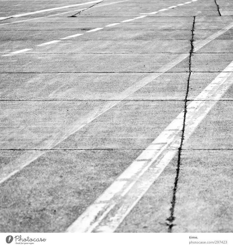 Lebenslinien #63 Wege & Pfade Asphalt Beton Riss Teer Luftverkehr Flughafen Flugplatz Landebahn dreckig einfach historisch dünn Stadt grau weiß authentisch