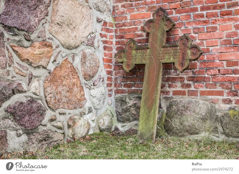 Rostiges Grabkreuz an einer Kirchenwand. Friedhof gebet celitc keltisch Kreuz cross england Schottland scotland prayer graveyard Tod death Trauer mourning